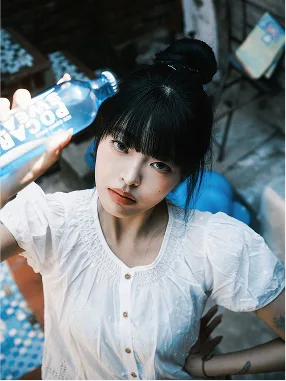 그 사람다운 자연스러운 순간을 담은 유화의 인물 사진