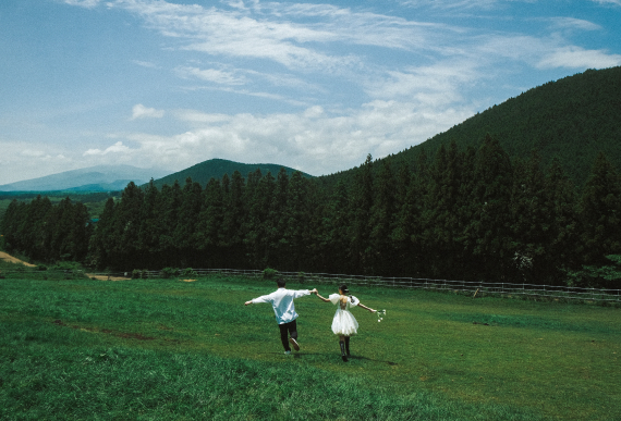 푸른 초원과 숲을 배경으로 달리는 필레코드 커플 스냅