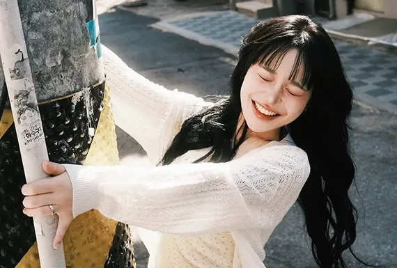 빛과 색감이 살아 있는 유화의 감성 인물 사진