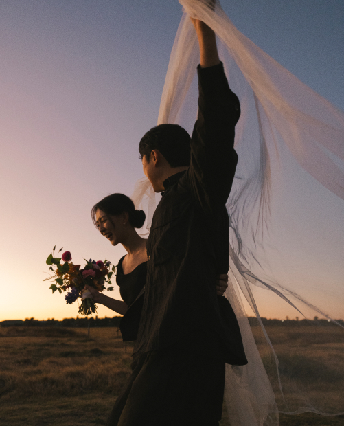 해 질 무렵 제주 들판에서 촬영한 필레코드 웨딩 스냅